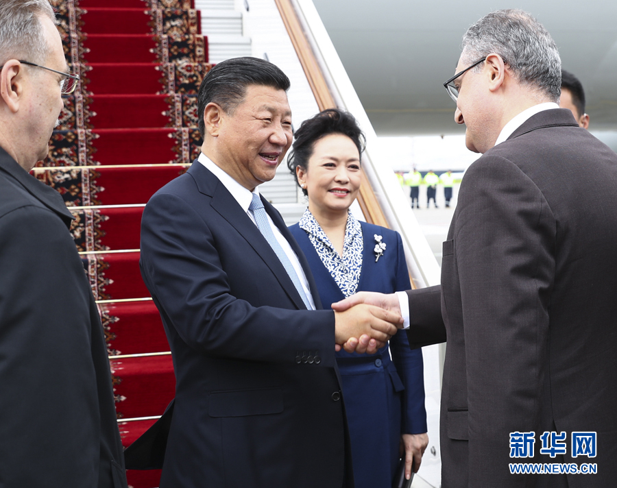 7月3日，國家主席習近平乘專機抵達莫斯科，開始對俄羅斯聯邦進行國事訪問。這是習近平和夫人彭麗媛受到俄羅斯政府高級官員熱情迎接。新華社記者 謝環(huán)馳 攝 