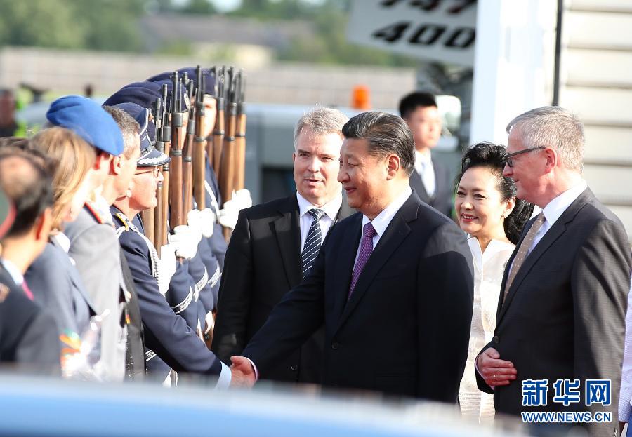 7月4日，國家主席習近平乘專機抵達柏林，開始對德意志聯(lián)邦共和國進行國事訪問。德國政府高級官員在舷梯旁迎接習近平和夫人彭麗媛。新華社記者 姚大偉 攝