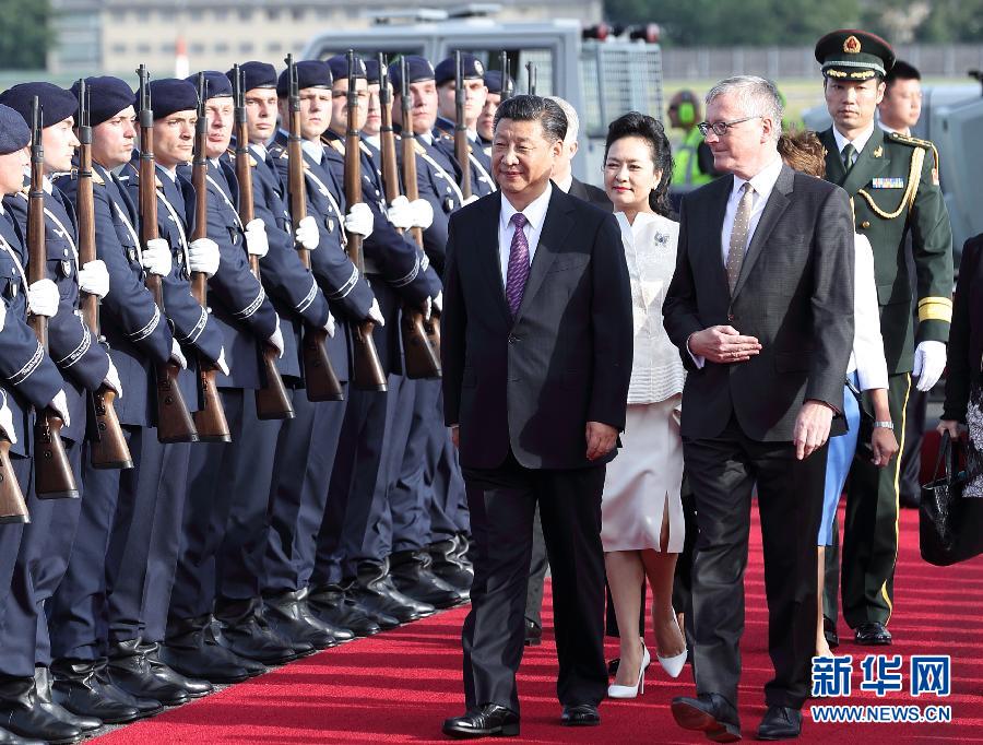 7月4日，國家主席習近平乘專機抵達柏林，開始對德意志聯(lián)邦共和國進行國事訪問。德國政府高級官員在舷梯旁迎接習近平和夫人彭麗媛。新華社記者 王曄 攝